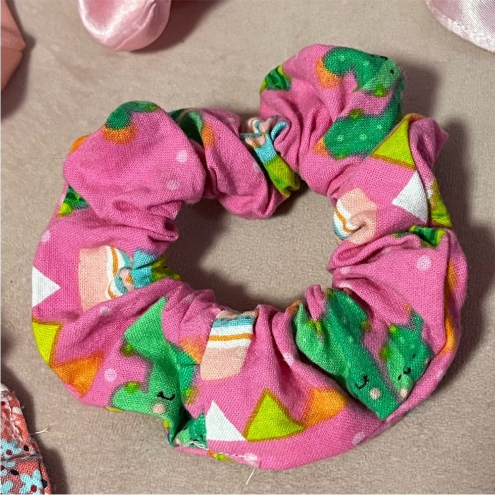 Pink Scrunchie Bundle 🩷 - Picture 4 of 8